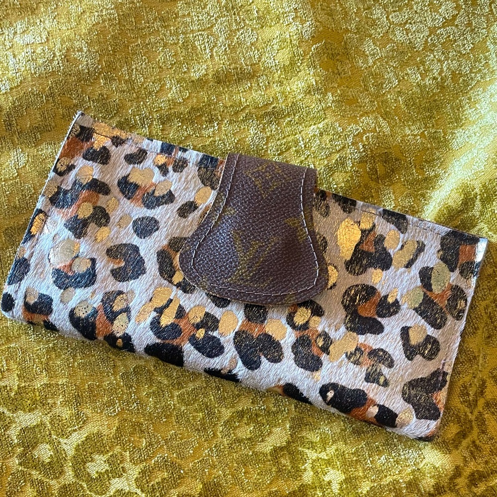 LV clasp Cowhide wallet
Brand new without tags